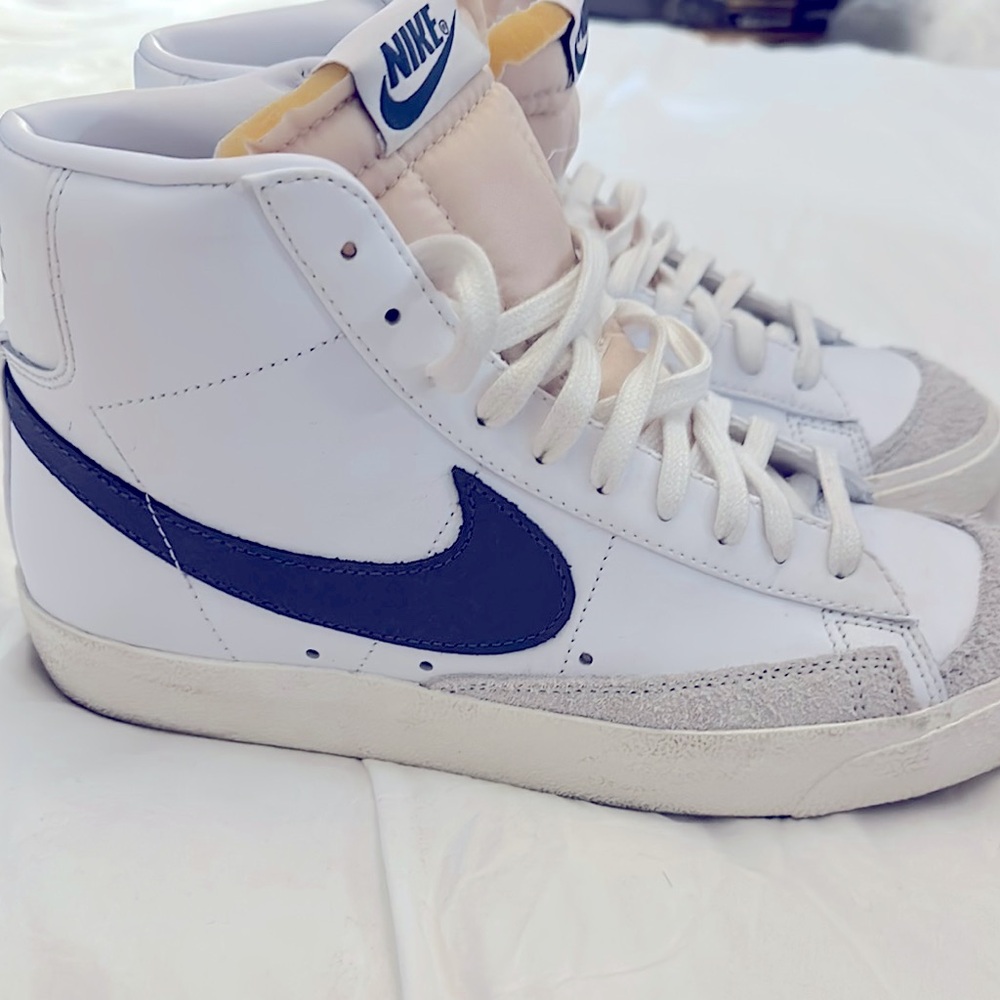 Nike Blazer sneakers white w blue like new women’s size 9 Nike high top gym shoe